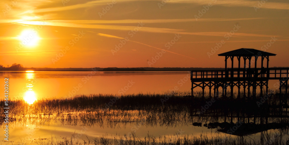 Fototapeta premium Twin Oaks Zachód słońca / Zachód słońca nad jeziorem Twin Oaks niedaleko Kissimmee na Florydzie