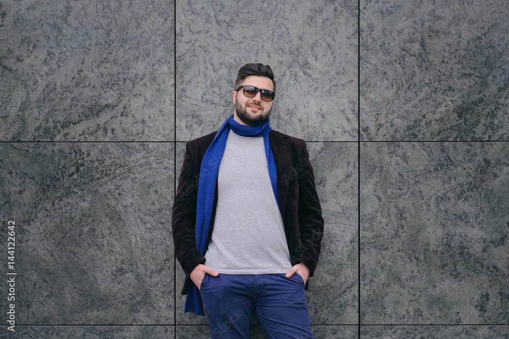 Obraz premium Handsome young man on a walk in town