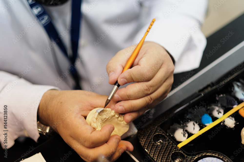 Making an individual tooth crown in a denture laboratory