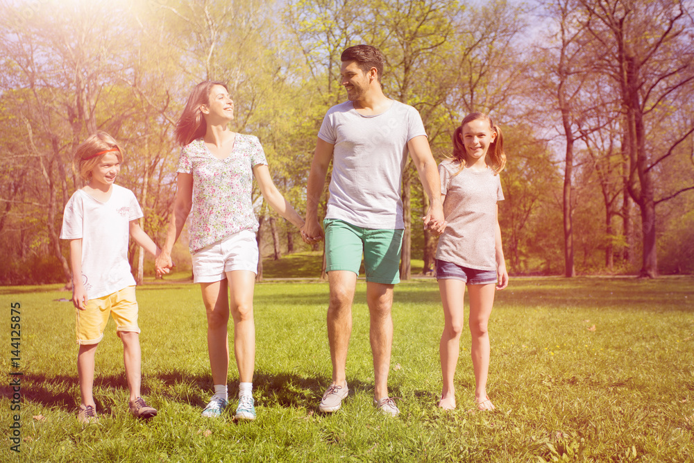 Fototapeta premium Familie im Grünen