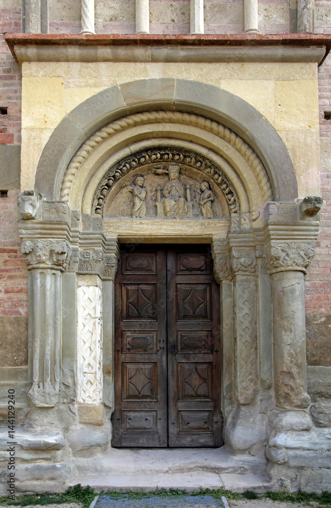 Abbazia di Vezzolano; il portale romanico