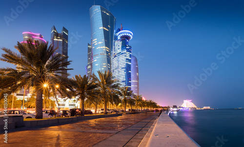 Blick auf das City Center von Doha nach Sonnenuntergang, Katar photo