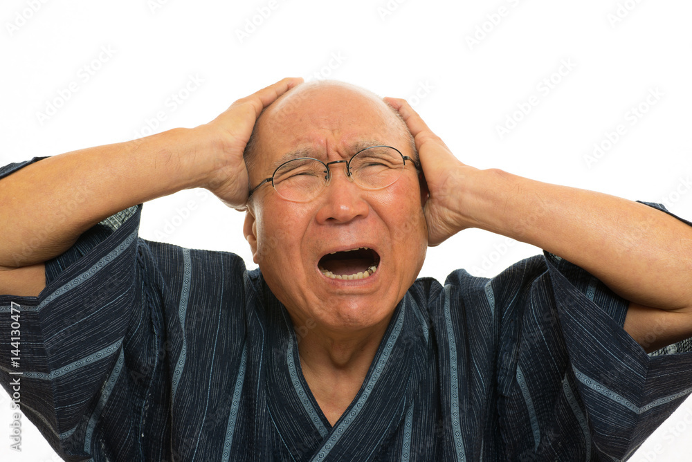 和装で嘆くシニアの顔 和装で嘆くシニアの顔