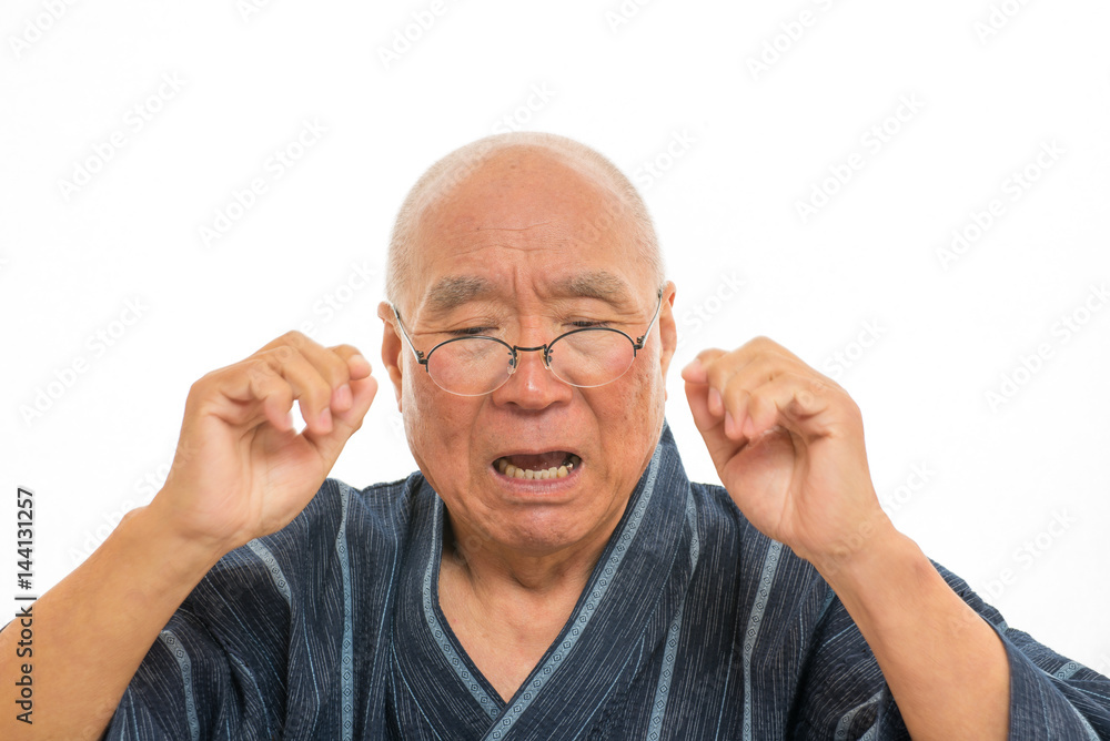 Obraz premium 和装で嘆くシニアの顔