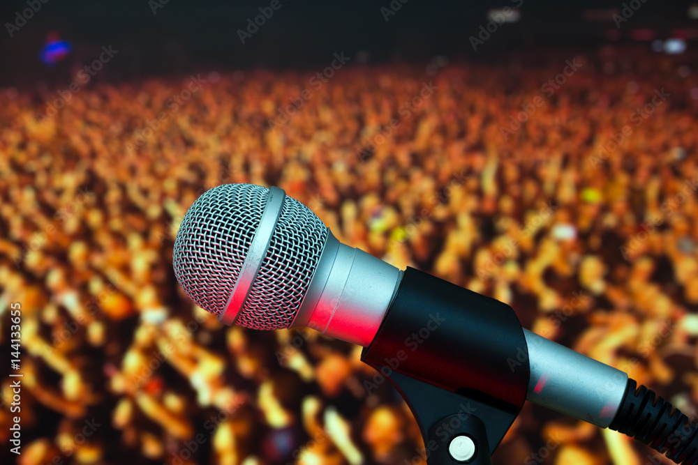 Obraz premium Microphone on stage on the background of people during the concert
