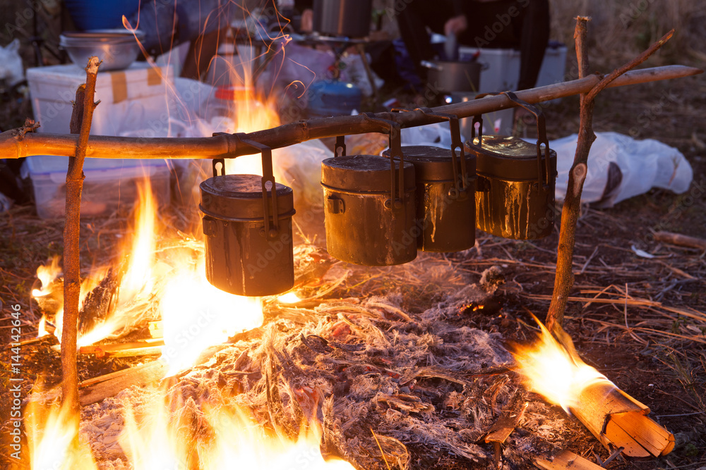 Obraz premium Cooking rice of camping in the forest.
