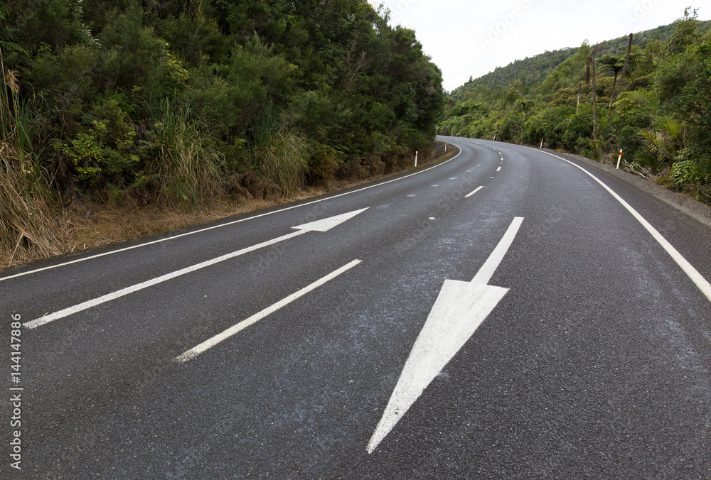 Straße in Neuseeland mit Richtungspfeilen