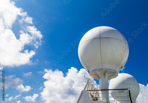Radaranlage auf dem Kreuzfahrtschiff. Navigation und Ortungssystem.