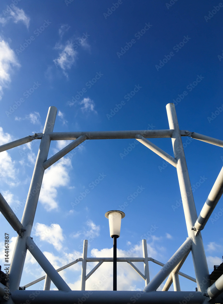 Obraz premium Steel frame roof frame with sky floor.