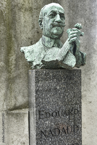 Cimetière de Montmartre / buste d'Edouard Nadaud photo