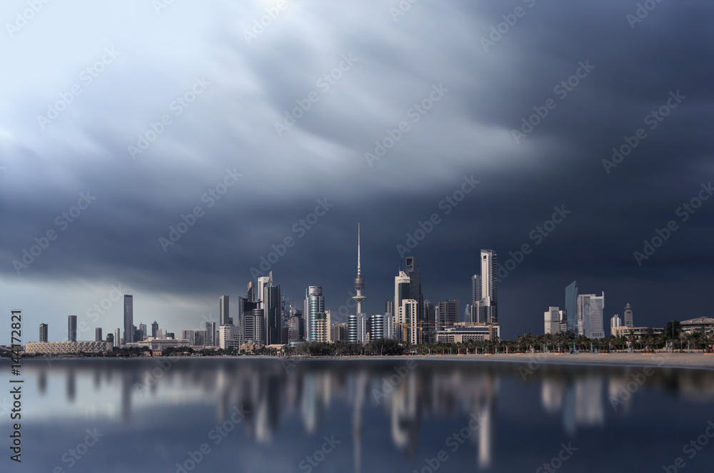 Fototapeta premium long exposure shot of kuwait city skyline