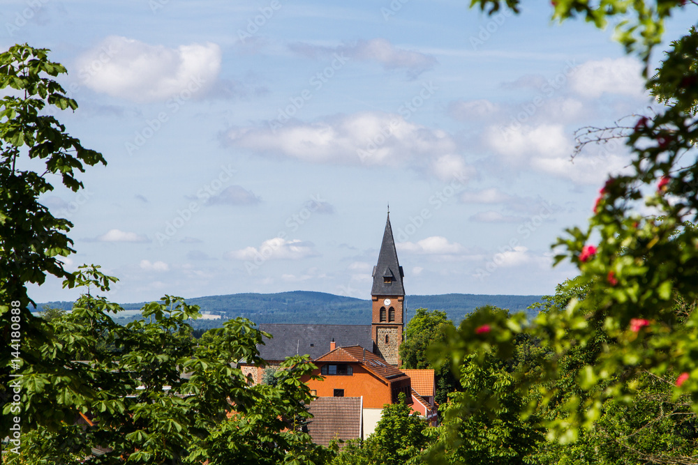 Blick auf die Kirche von Friedrichsbrunn im Harz