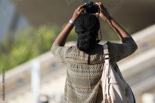 La fotografa con la borsa in spalla photo