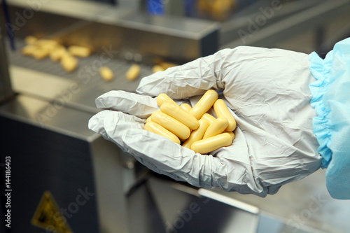 Machine manufacture of gelatin capsules. Validation of the machine man. Production of capsules for tablets.
