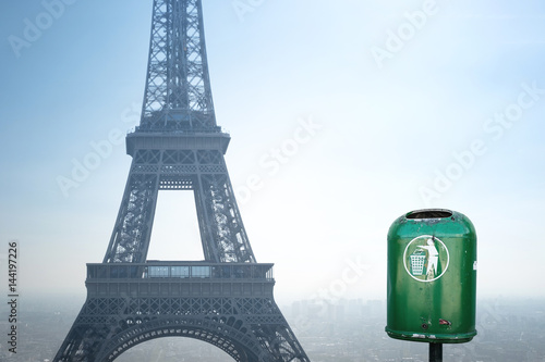 Canvas Print paris tour eiffel poubelle déchet environnement propreté propre gestion respecte