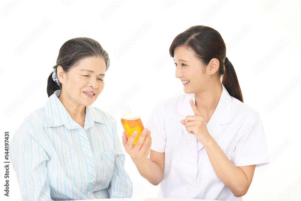 笑顔の高齢者と薬剤師