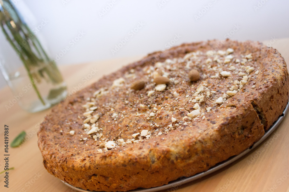Frisches Brot mit Nüssen, Mandeln, Amaranth und Leinsamen bestreut Frisches Brot mit Nüssen, Mandeln, Amaranth und Leinsamen bestreut