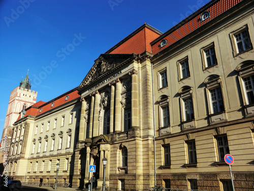 Hauptgebäude der Europa Universität Viadrina mit der Marienkirche im Hintergrund in Frankfurt an der Oder