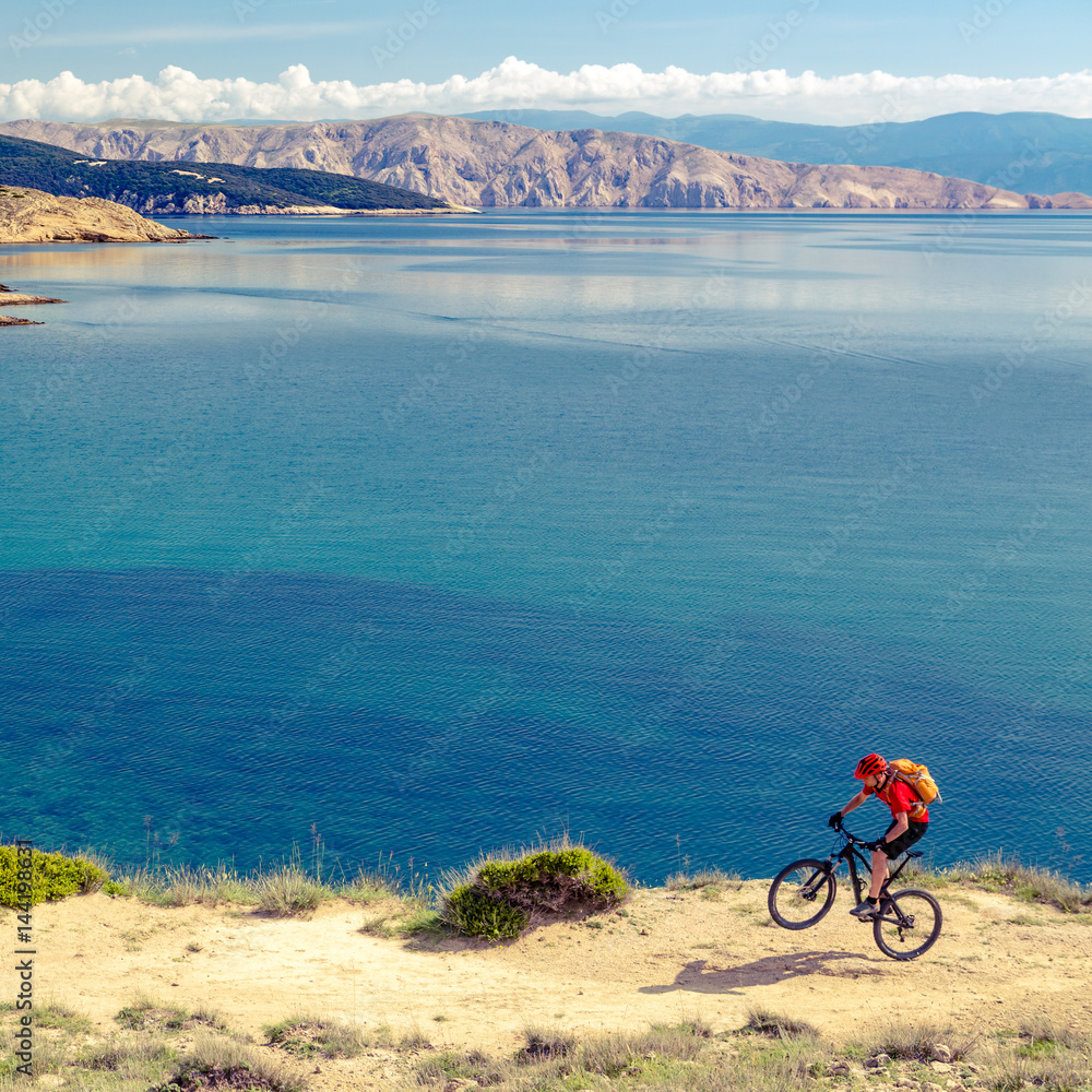 Obraz premium Mountain biking at the seaside bike trail