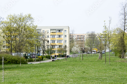 Wohnanlage aus sanierten Plattenbauten im Stadtteil Süd in Frankfurt an der Oder im Frühling