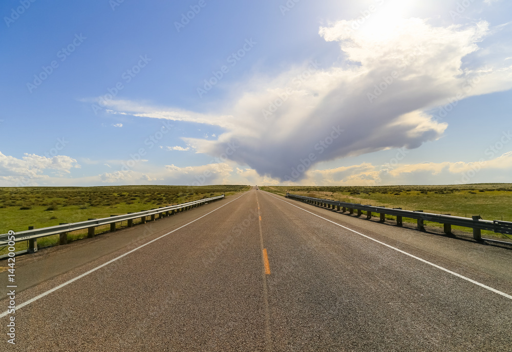 Fototapeta premium Straight to the Horizon