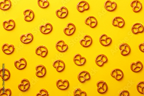 Obraz na płótnie Flat lay pretzels pattern on yellow background