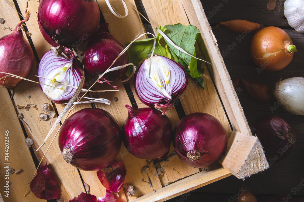 Freshly harvested red onion bulbs in wooden farmers box StockFoto
