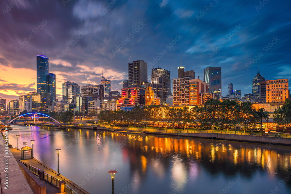 Naklejka premium Miasto Melbourne. Cityscape obraz Melbourne, Australia podczas dramatycznego zachodu słońca.