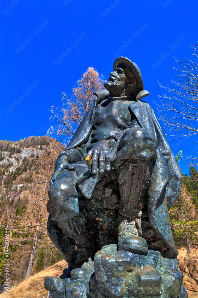 Denkmal von Dr. Julius Kugy in Trenta im Slowenischen Nationalpark Triglav, Osteuropa, eine Bronzefigur mit Blick auf die Julischen Alpen