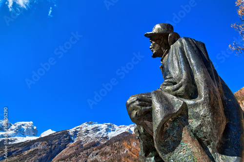 Denkmal von Dr. Julius Kugy in Trenta im Slowenischen Nationalpark Triglav  Osteuropa  eine Bronzefigur mit Blick auf die Julischen Alpen