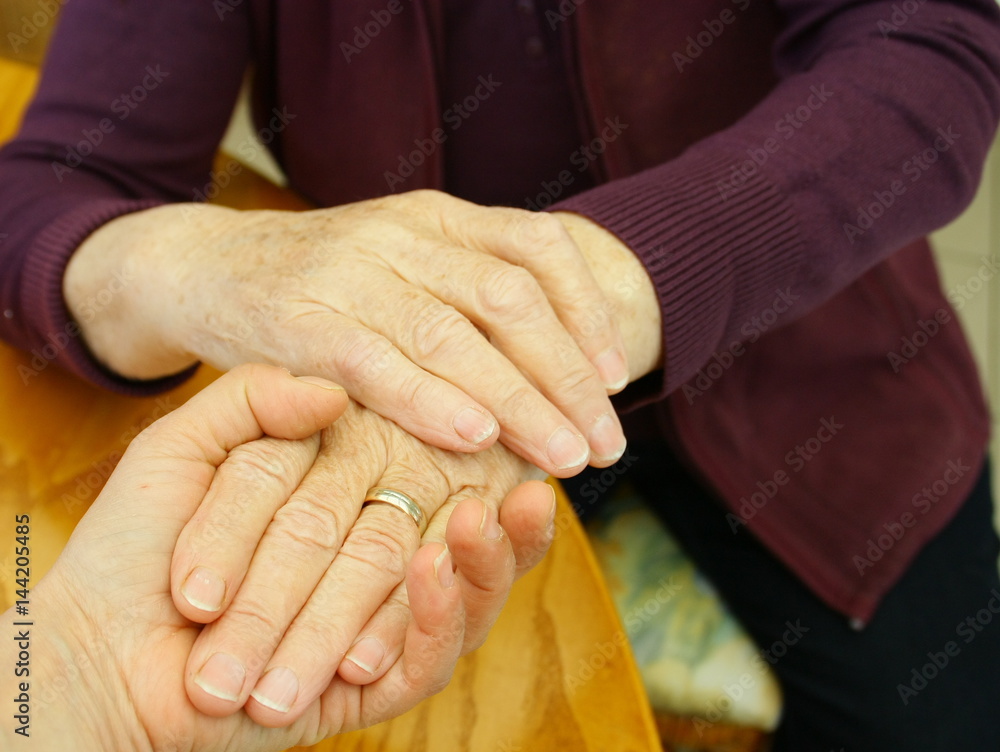 Tendre La Main Aider Une Personne Agee Detail Des Mains Concept Stock Photo Adobe Stock