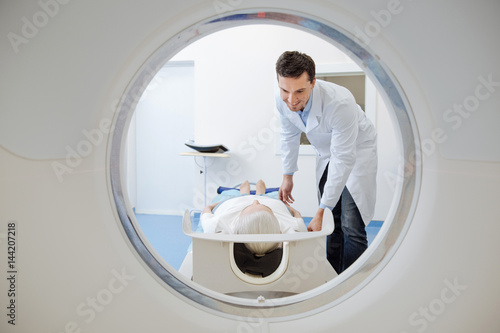 Foto Positive happy doctor looking at his patient