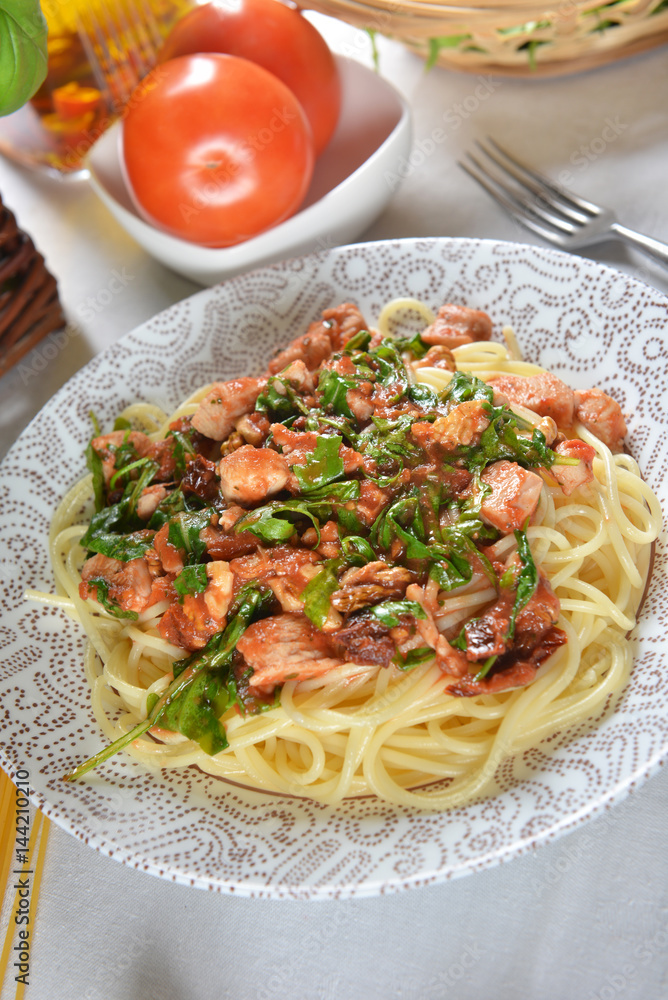 spaghetti pasta with chicken and arugula spaghetti pasta with chicken and arugula