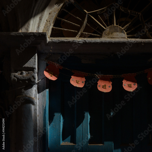 Vlaggen op ingang van een haveli in Old Delhi photo