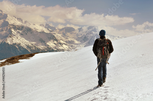 randonneur marchant dans la neige 
