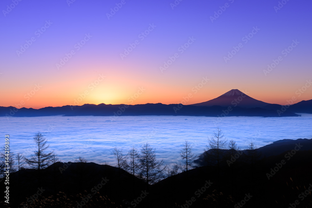 雲海に浮かぶ富士山と日の出