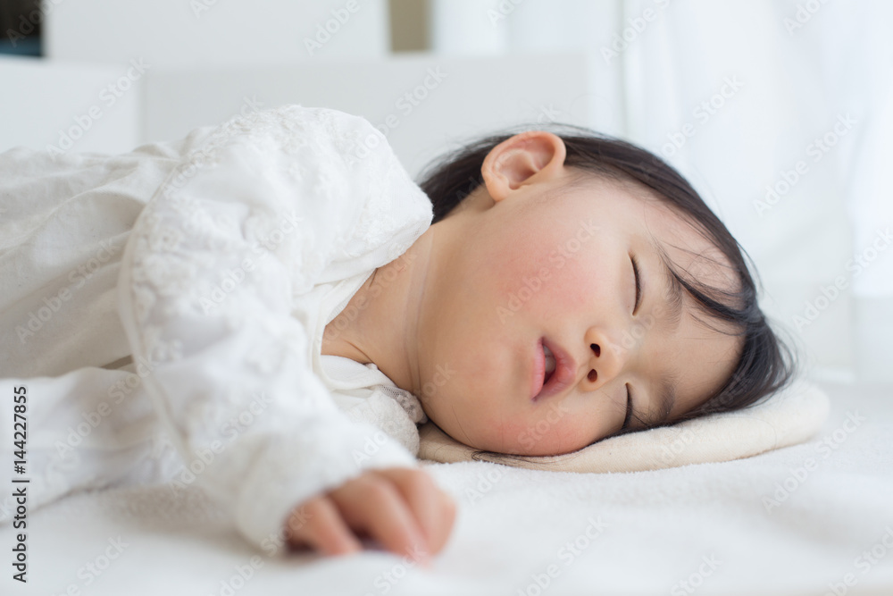 お昼寝する赤ちゃん お昼寝する赤ちゃん