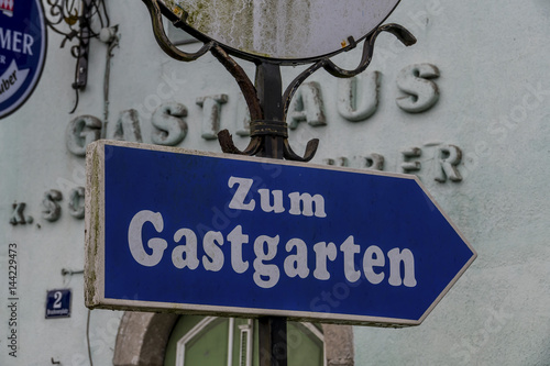 Schild zum Gastgarten photo