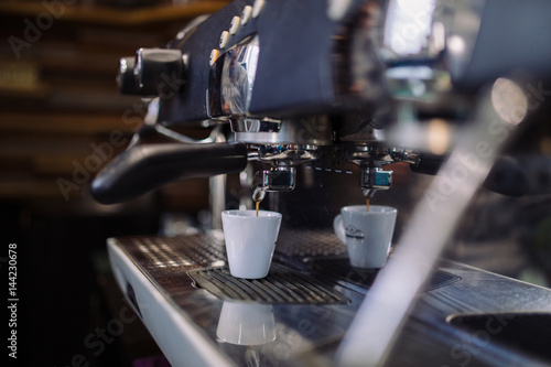 Coffee machine makes espresso
