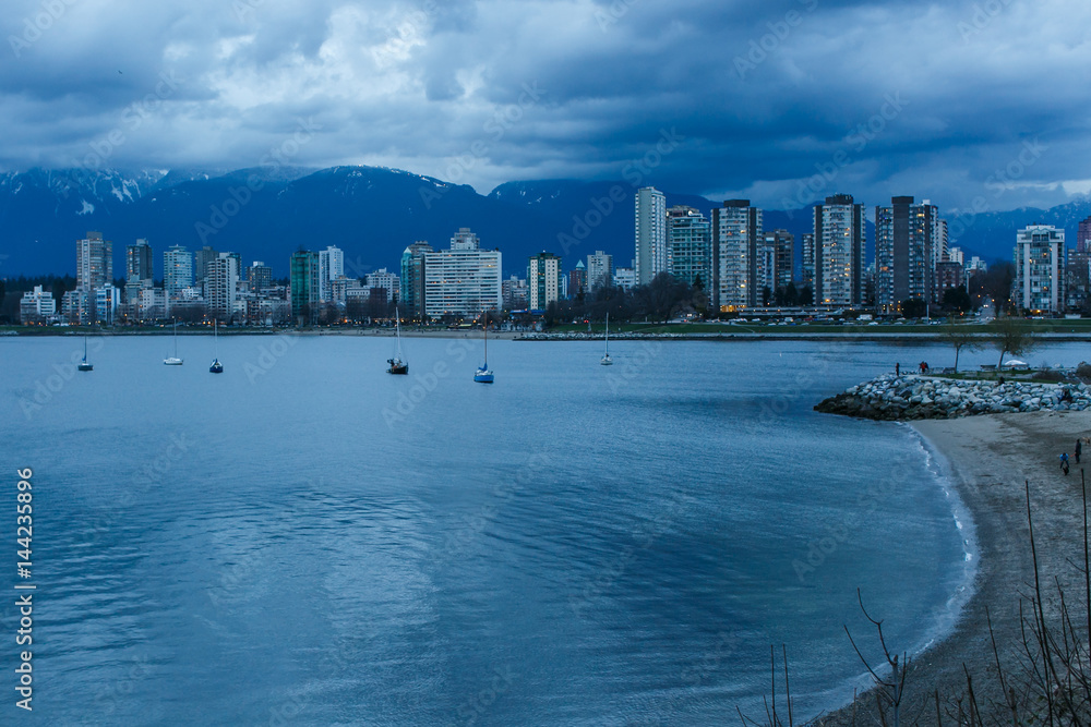 Obraz premium Blue hour on Kitsilano Beach looking towards Vancouver, BC.