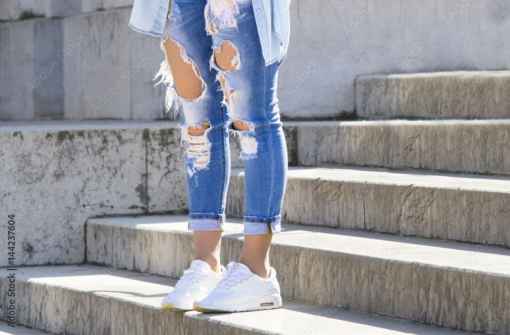 ragazza con jeans strappati Stock Photo | Adobe Stock