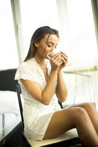 Young woman drinking mornin...