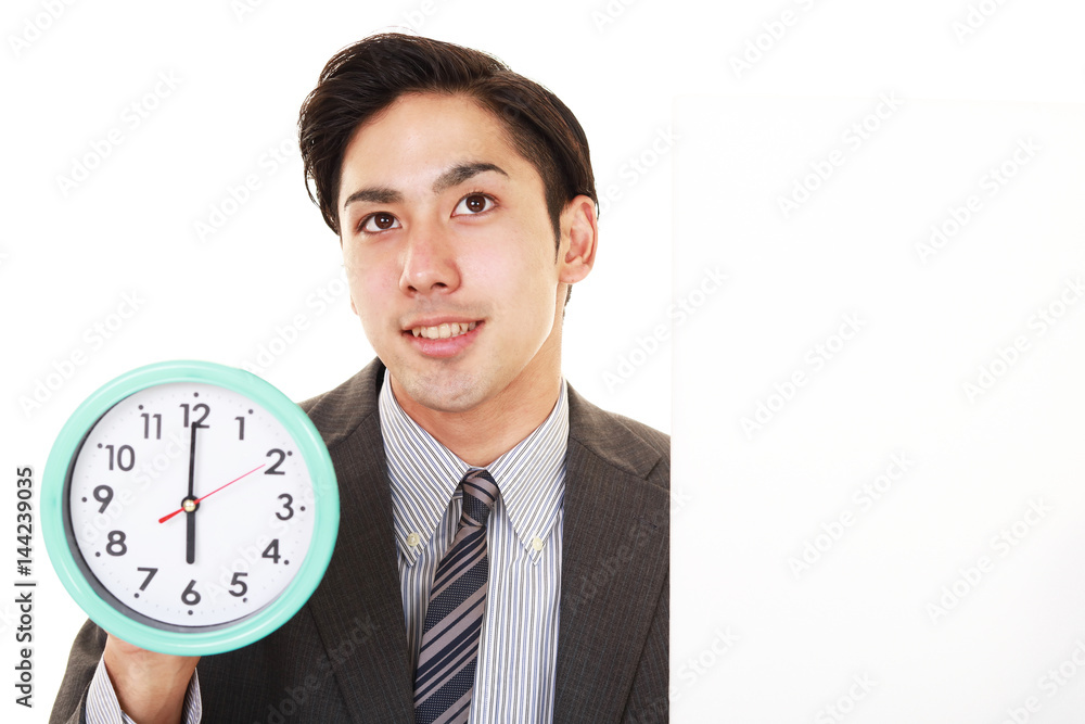 時計を持つ男性