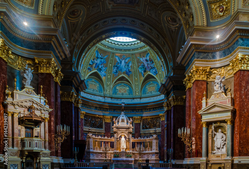 St. Stephen's Basilica in Budapest © Ralfik D