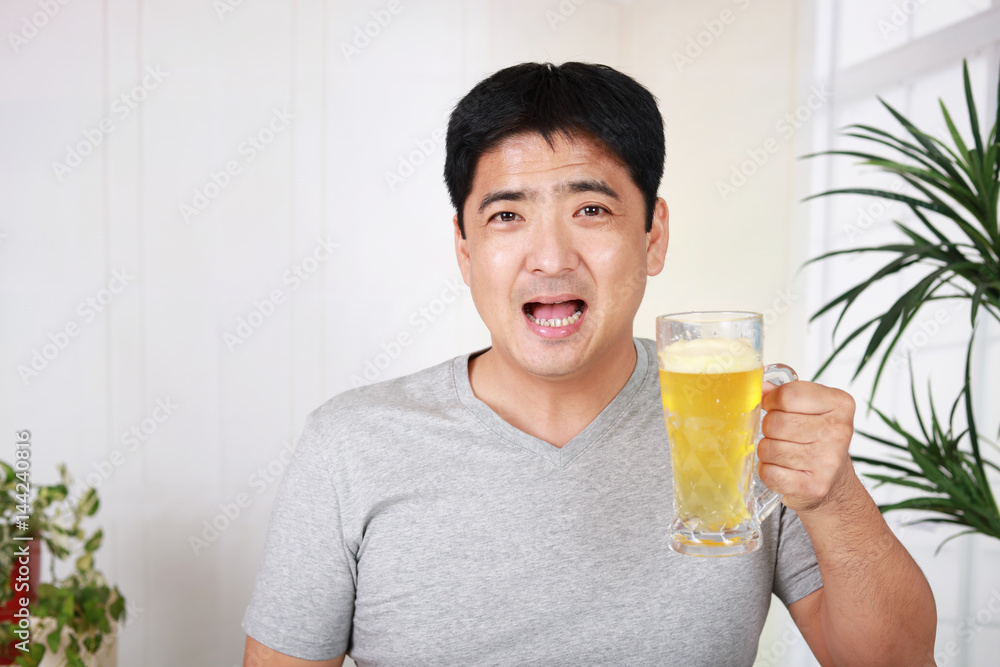 ビールを楽しむ男性
