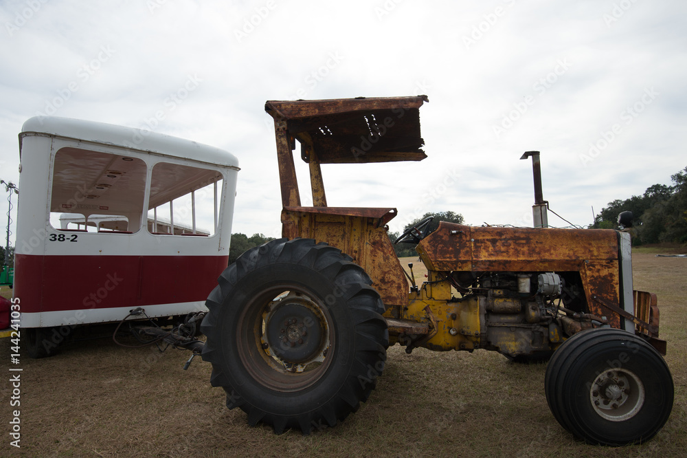 Obraz premium Vintage carnival and fair rides amusement park