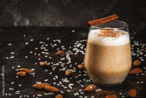 Fotografía Traditional Mexican drink Horchata Latte - coffee mixed with Horchata, a cocktail of almonds, rice  vanilla and cinnamon