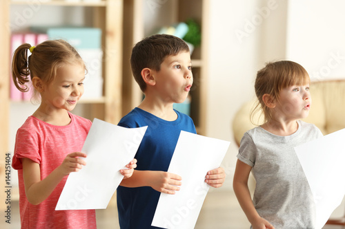 Valokuva Cute kids singing in music class