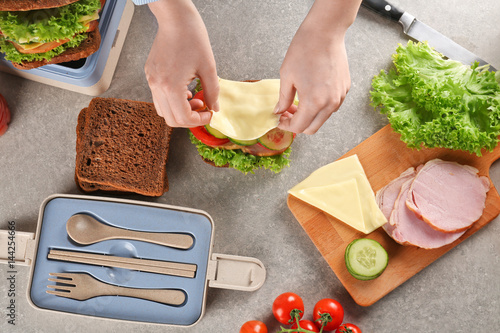 Εκτύπωση καμβά Mother preparing sandwich for school lunch on table