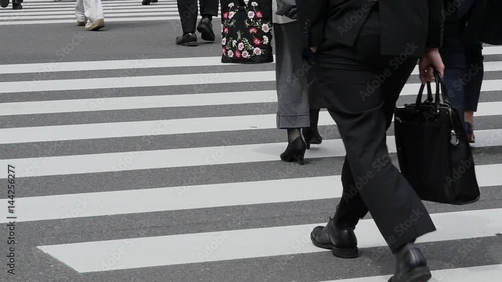 群衆・歩く人・横断歩道・東京駅